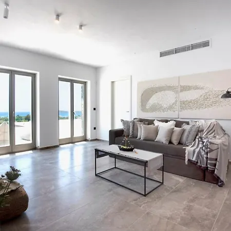 Golden Bay Luxury And クリシ・アクティ