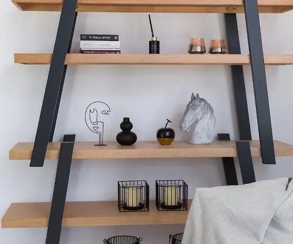 Golden Bay Luxury And クリシ・アクティ