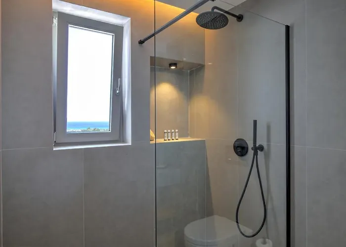 Golden Bay Luxury And クリシ・アクティ