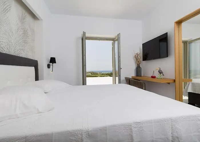 Golden Bay Luxury And クリシ・アクティ