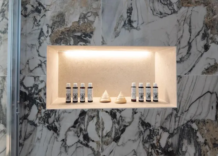 Golden Bay Luxury And クリシ・アクティ