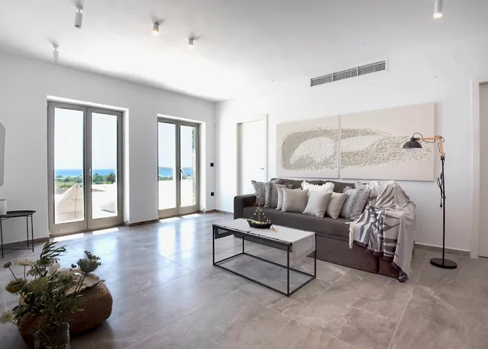 Golden Bay Luxury And クリシ・アクティ